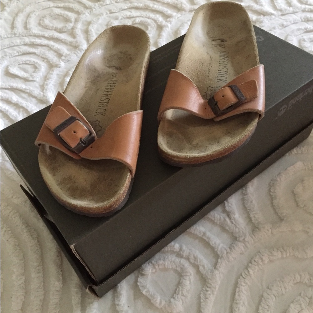Leather super light sandals!